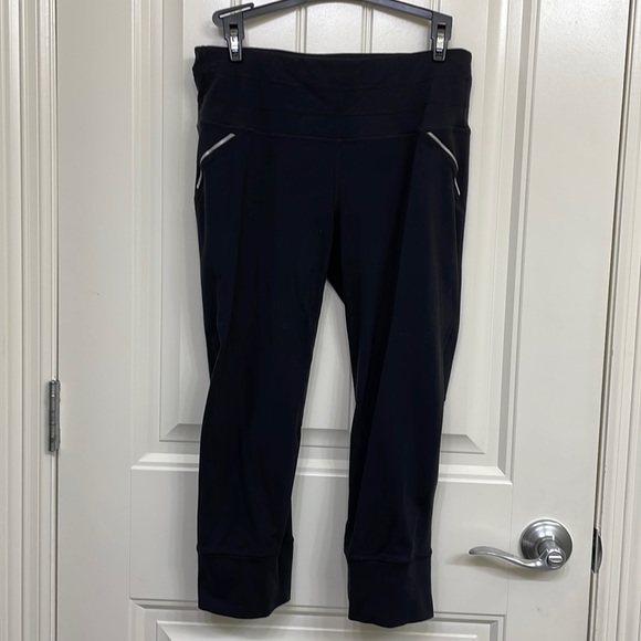 Athleta Pants - Athleta black Relay Capri cropped reflective leggings sz S EUC